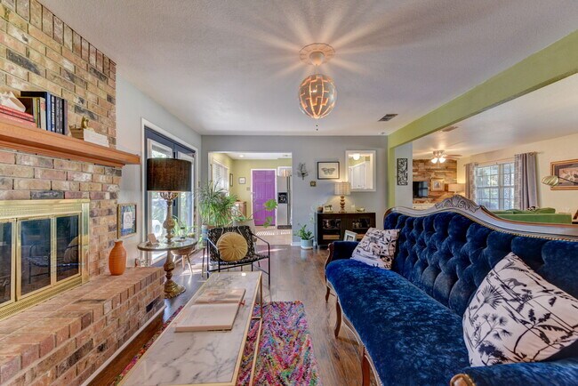 Building Photo - 210 Live Oak Dr