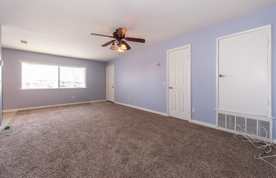 Living - 1554 Border Ave
