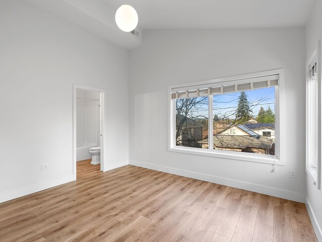 Building Photo - 4 bed/3.5 Bath Townhouse in Richmond Neighborhood, SE Portland