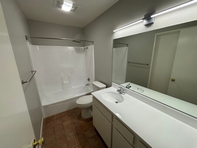 Building Photo - 2 Bedroom Condo for Rent in Canyon Country!