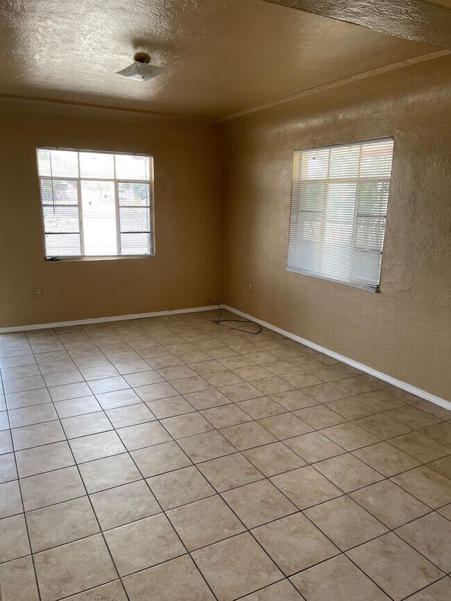 Building Photo - 1406 S Espina St
