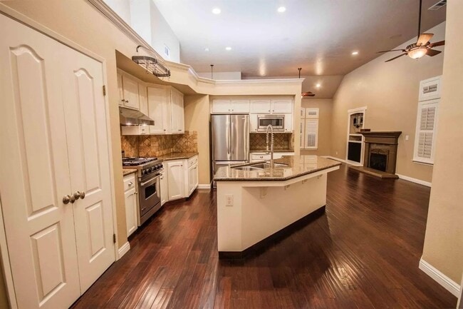 Building Photo - 1838 E Shea Dr