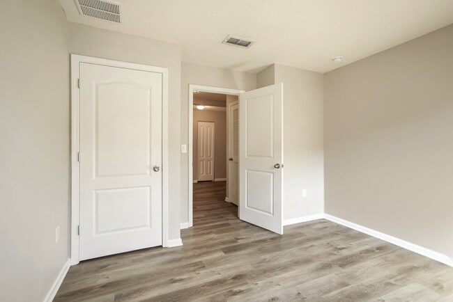 Building Photo - 2303 Pebble Point Dr