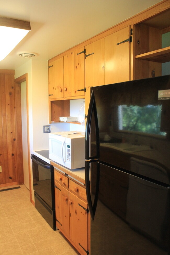 Building Photo - Spacious Home in the Country for Rent