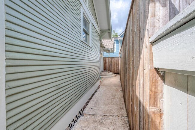 Building Photo - 701 Highland St