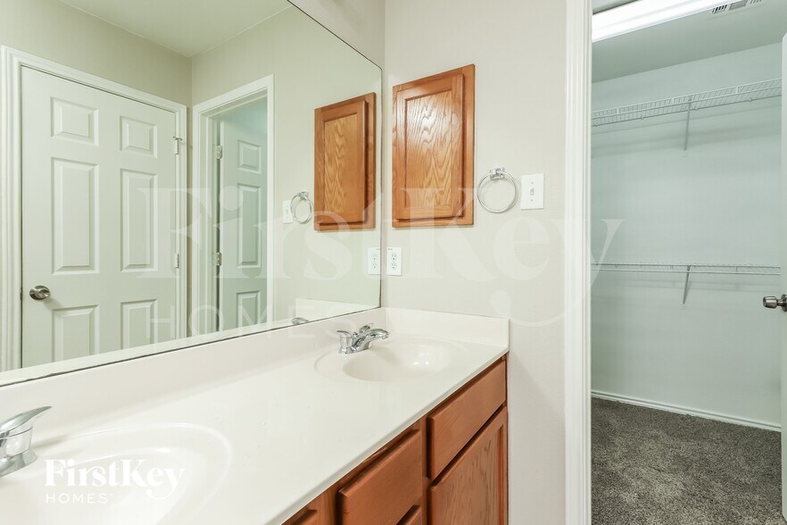 Building Photo - 315 Donalan Dr