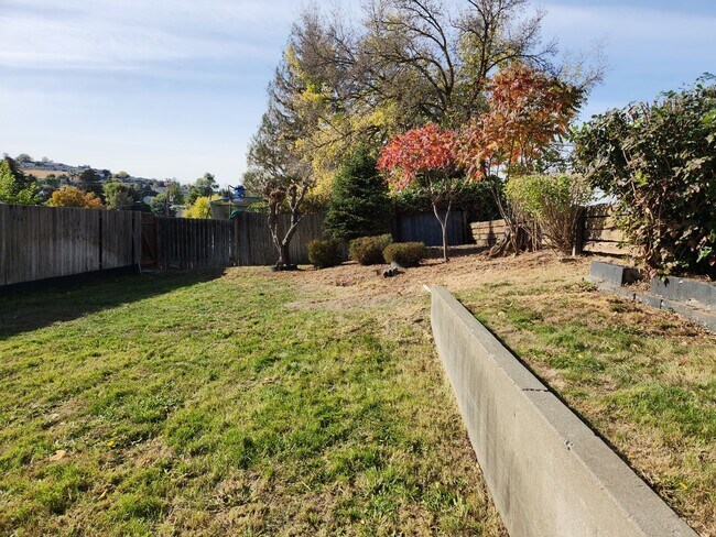 Building Photo - Selah 3br 1ba duplex with carport and WATE...