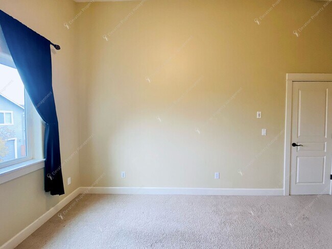 Building Photo - 3BR - 2.5 BA Charming Greenway Home in Lar...