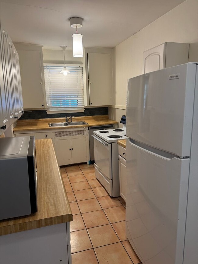 Building Photo - Heart of Cloverdale