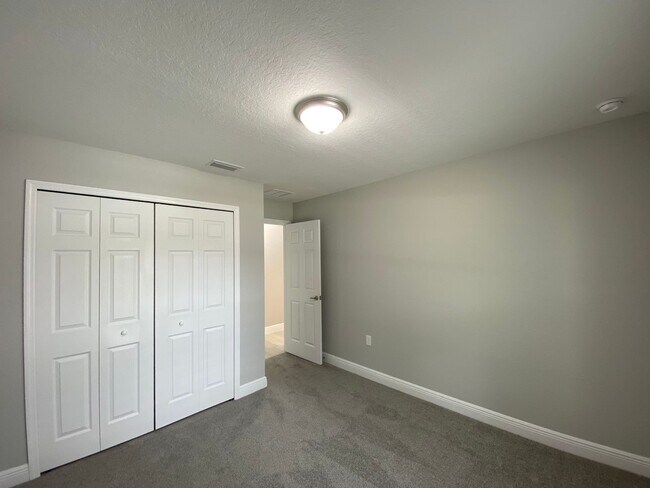 Building Photo - Desirable SW Ocala Neighborhood 4/2/2 *WON'T LAST*