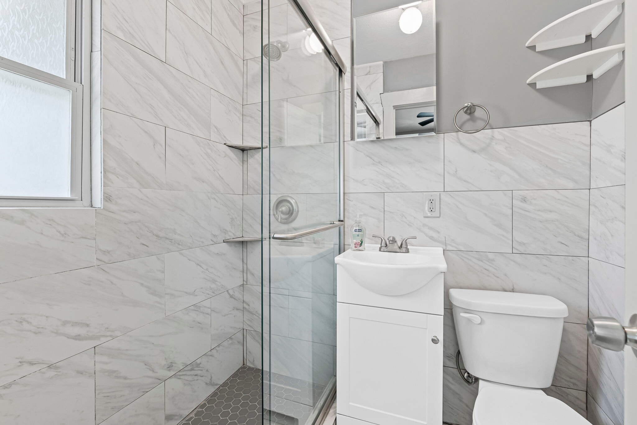 Building Photo - 810 W 77th St