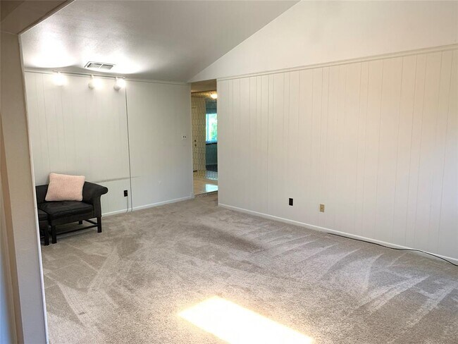 Building Photo - 11207 Hidden Bluff Dr
