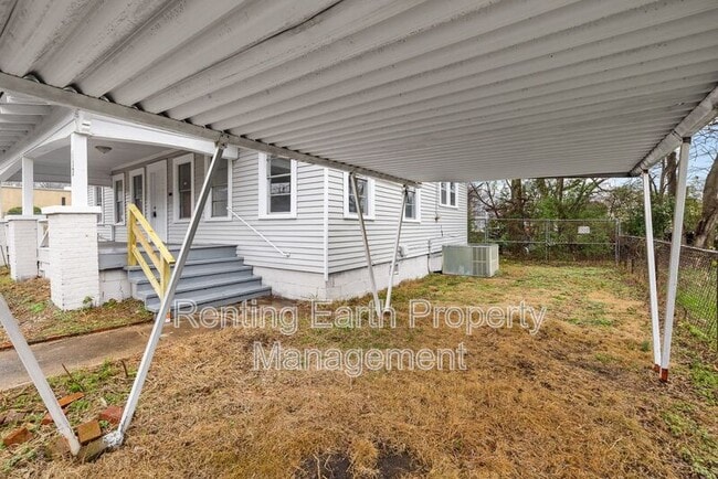 Building Photo - 617 7th St W