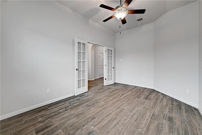 Building Photo - 116 W Highfield St