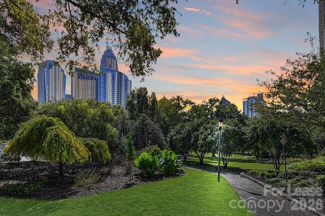 Building Photo - 343 W 7th St