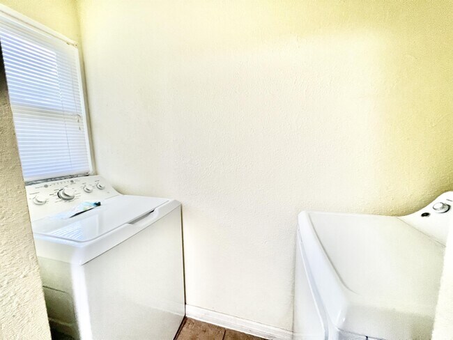 Building Photo - 1120 NE 24th Terrace