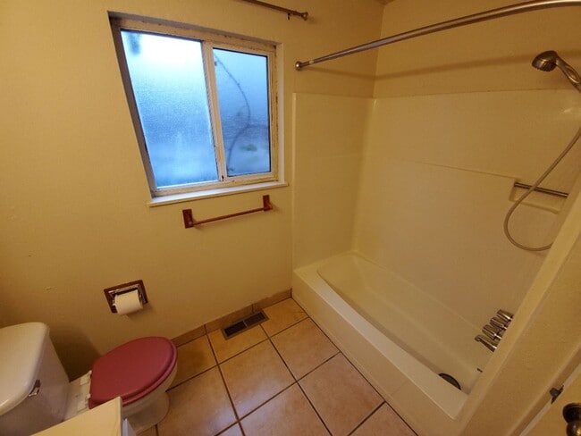 Building Photo - 4-Bedroom home located close to the Eureka...