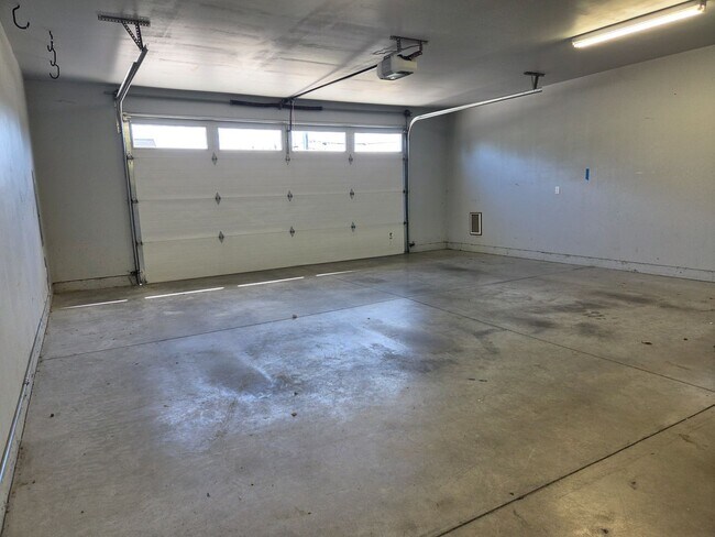 Building Photo - 1702 Aaron Dr