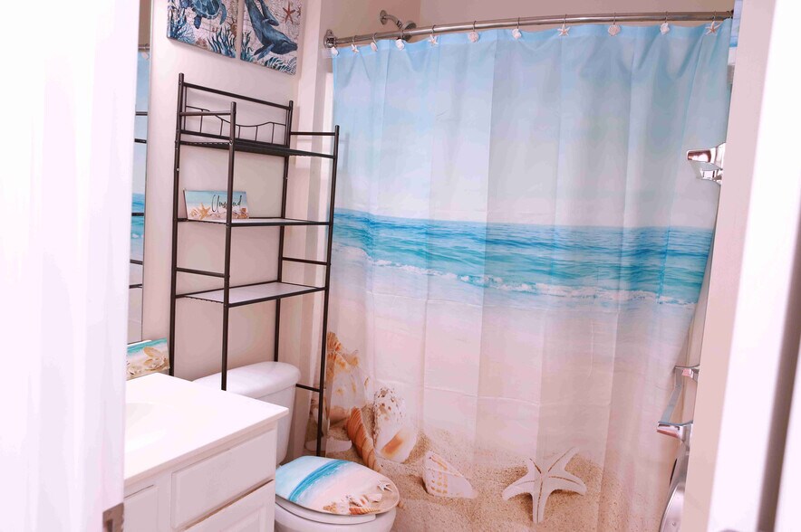 Building Photo - Room in House on Red Birch Dr