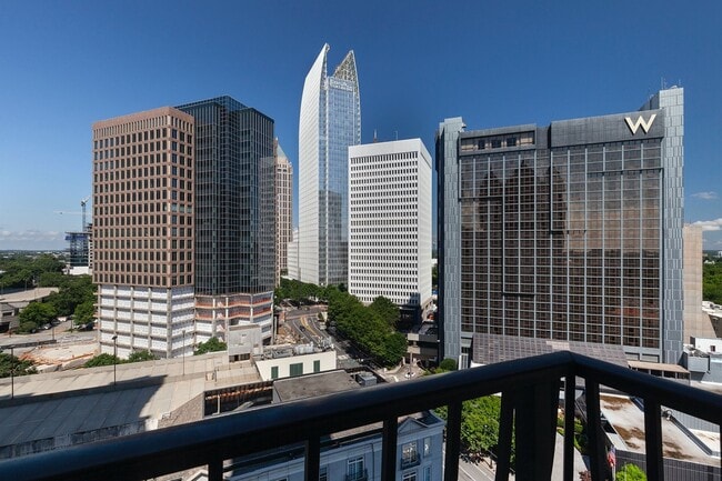 Building Photo - Beautiful 2bd/2ba Condo 1/2 Block from Piedmont Park and 17th Floor View!!