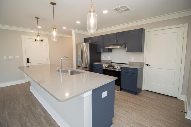 Building Photo - Historic Elegance Meets Modern Luxury – 2 Bed / 2 Bath Apartment in Downtown Columbia