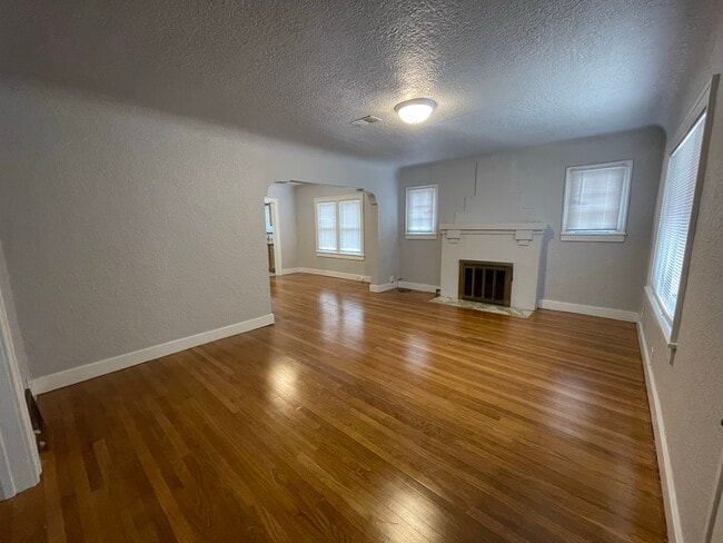 Building Photo - 405 Vassar Dr SE