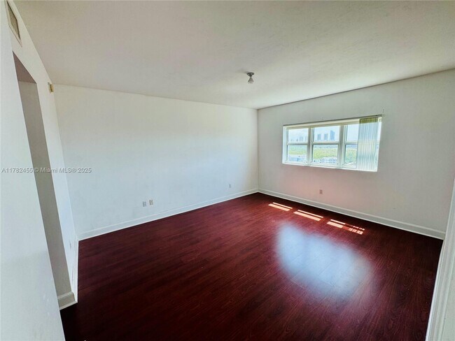 Building Photo - 15051 Royal Oaks Ln