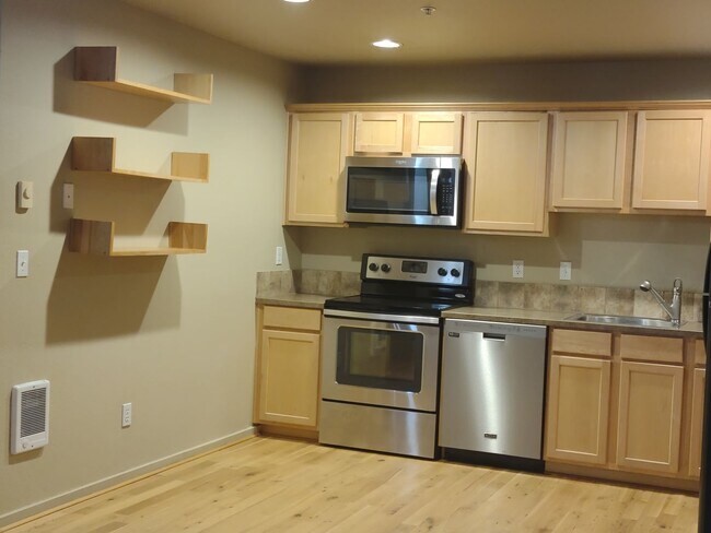 Building Photo - NW 3x2 townhome with primary bedroom on the main level