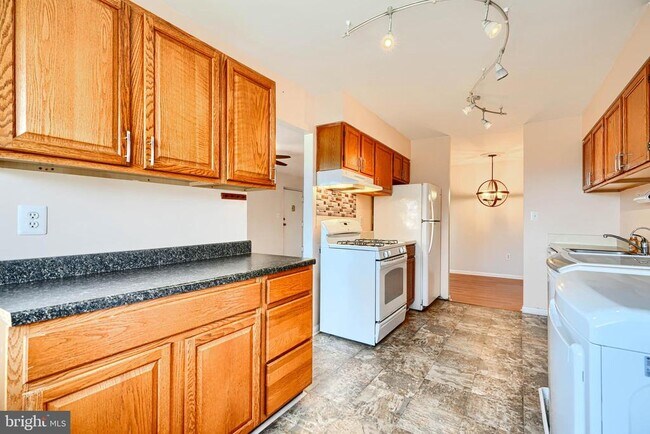 Building Photo - 130 Royal Oak Dr