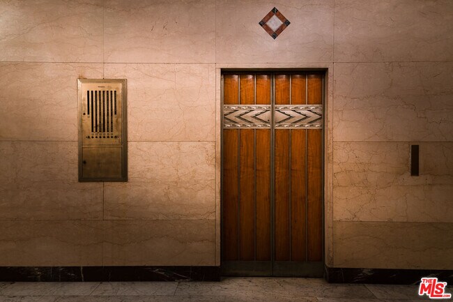 Building Photo - 460 S Spring St