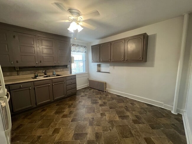 Building Photo - 1221 E Philadelphia St