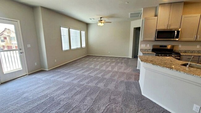 Building Photo - UPGRADED 2 BEDROOM TOWNHOME IN GATED COMMU...