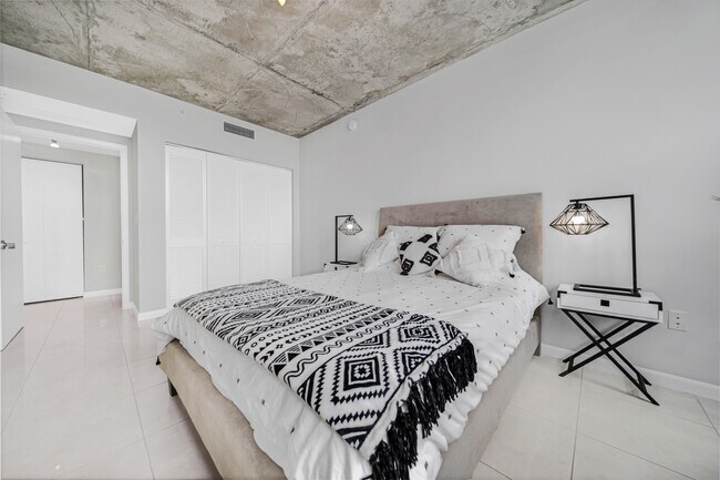 Building Photo - 3250 NE 1st Ave