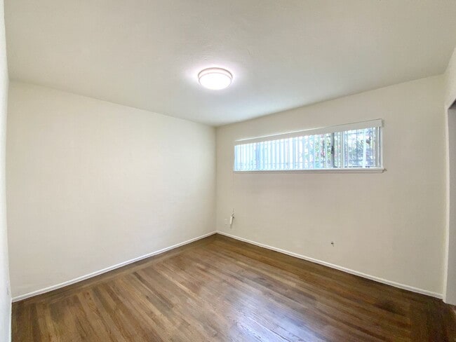 Building Photo - NEWLY RENOVATED Unit, w/ HIGH CEILINGS, Sp...