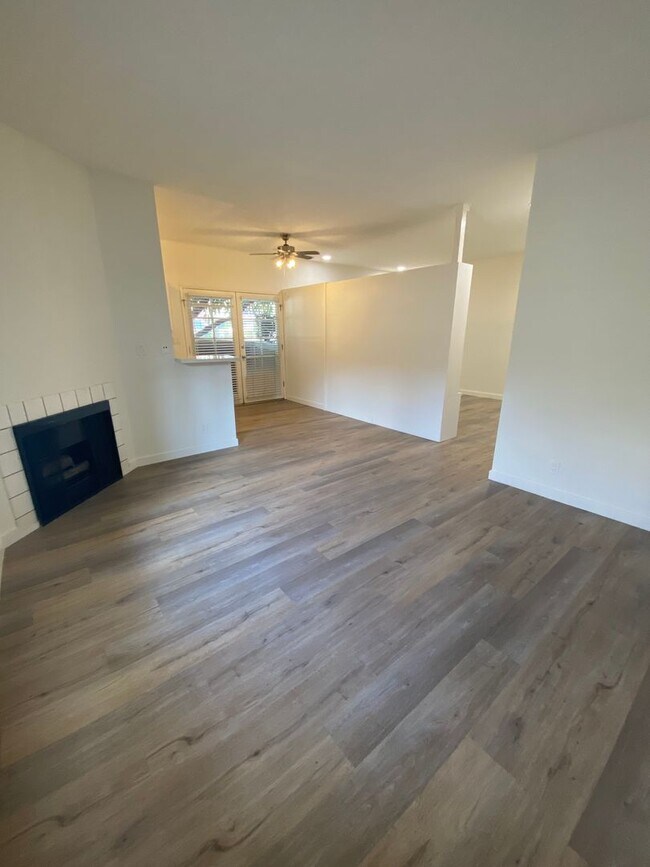 Building Photo - 12142 Oxnard St