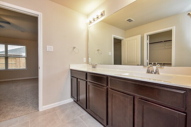 Building Photo - 1427 Central Heights Dr