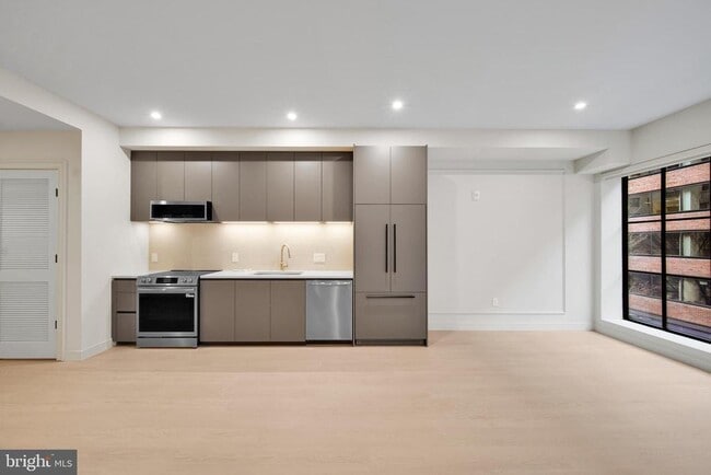 Building Photo - 2121 Ward Pl NW