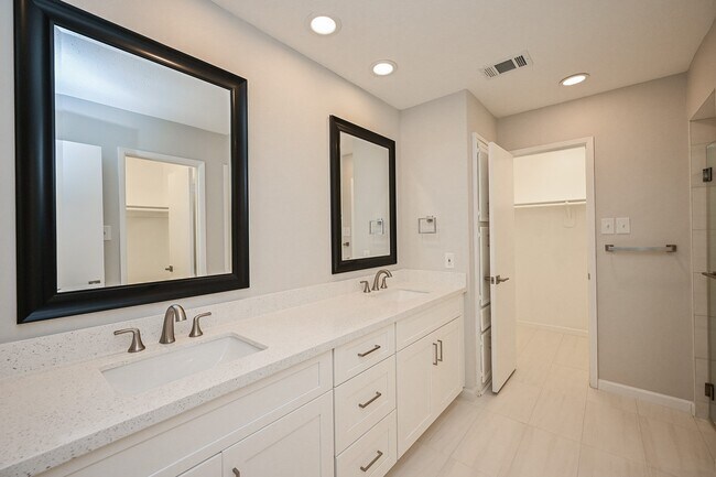 Building Photo - 2818 Green Fields Dr
