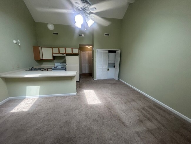 Building Photo - 924 Fairwood Lakes Dr