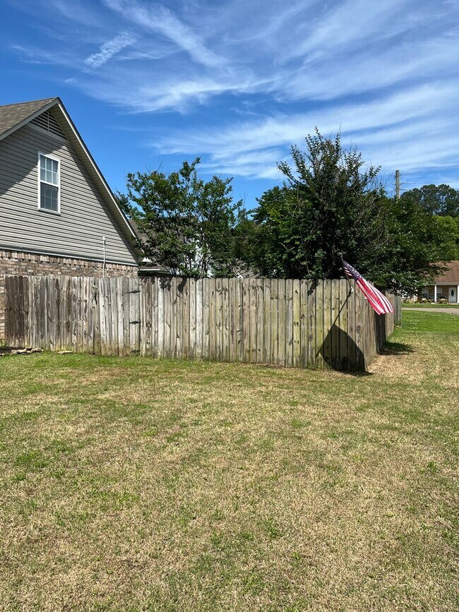 Building Photo - Beautiful large home on a dead end street
