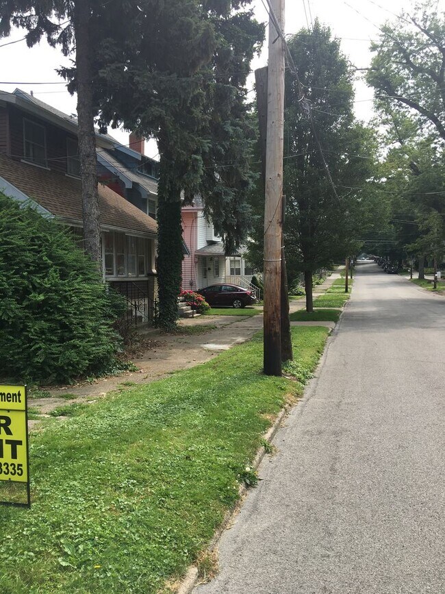Building Photo - Clean 2BR up with offstreet parking and yard