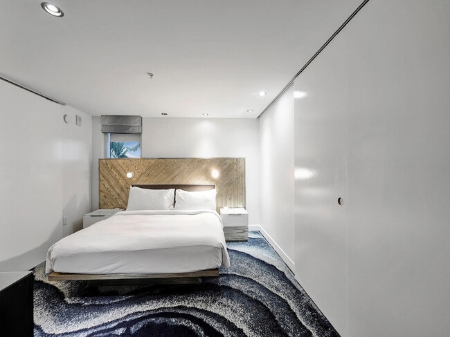 Building Photo - 3101 Bayshore Dr