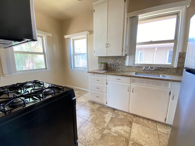 Building Photo - MOVE IN READY! Minutes from Little Italy! ...