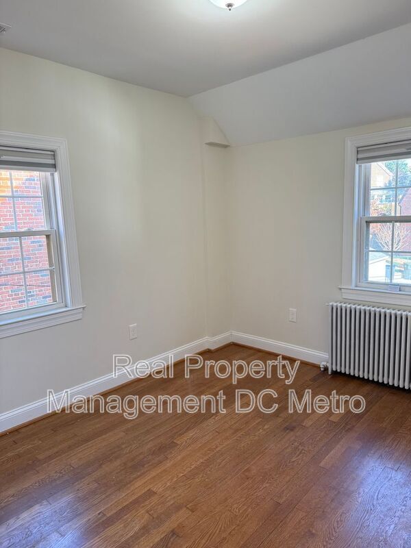 Building Photo - 4433 South Dakota Ave NE