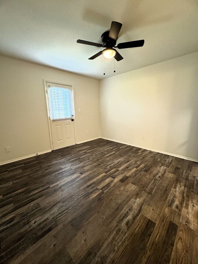 Building Photo - Move In Special!!