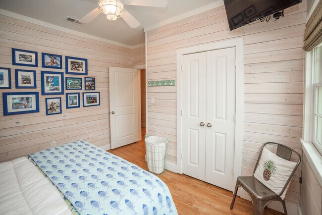Building Photo - 343 Oleander St