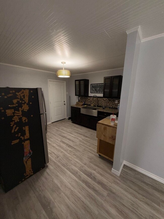 Building Photo - This studio apartment is conveniently located one block from Spohn Shoreline,