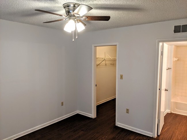 Building Photo - Great 2/2 Condo by USF