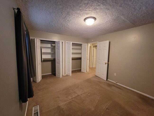 Building Photo - Charming 3 bedroom 2 bath