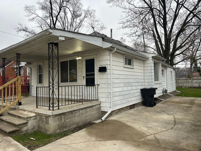 Building Photo - Renovated 3-Bedroom Home – We Welcome Sect...